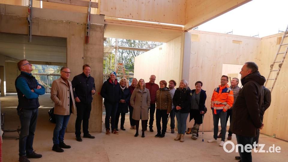 Nach dem offiziellen Teil konnten die Gäste unter Führung von Architekt Peter Kuchenreuther den Baufortschritt des hauptsächlich in Massivholzbauweise errichteten Kinderhauses besichtigen. Bild: hmr
