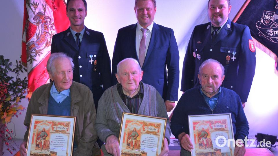 Seit 80 Jahren halten Hans Mayer und Ludwig Männer (sitzend, von links) der Feuerwehr Pleußen die Treue, Karl Weiß (sitzend, rechts) gehört seit 75 Jahren zur Feuerwehr. Es gratulierten (stehend, von links) Kommandant Wolfgang Haberkorn, Bürgermeister Stefan Grillmeier und Zweiter Vorsitzender Anton Kunz. Bild: jr