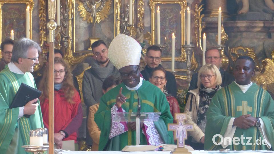 Bischof Dr. Peter Nworie Chukwu (vorne, Mitte) aus Nigeria feierte mit Pfarrer Martin Besold (links), Pfarrvikar Linus (rechts) und vielen Gläubigen in Erbendorf einen Pontifikalgottesdienst, der musikalisch vom Kirchenchor (Hintergrund) gestaltet wurde. Bild: ban