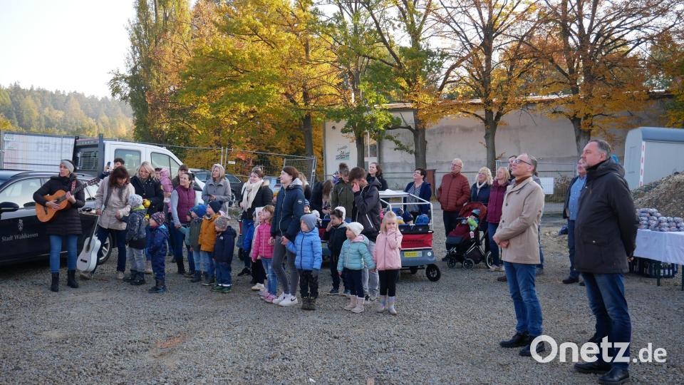 Gespannt verfolgten die künftigen Nutzer des Kinderhauses &quot;Waldwichtel&quot; mit Architekt Peter Kuchenreuther und Erstem Bürgermeister Bernd Sommer (von rechts) den Richtspruch von Zimmerermeister Andreas Altmann. Bild: hmr