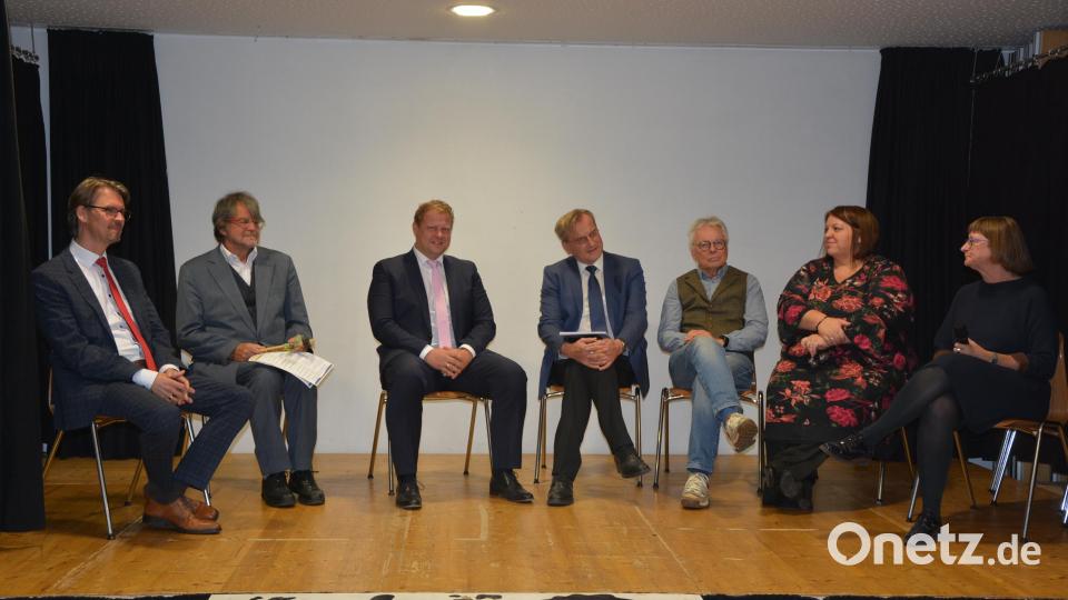 An der Podiumsdiskussion nahmen teil, (von links) Regierungsschuldirektor Manfreds Krigers, Friedrich Wölfl, Bürgermeister Stefan Grillmeier, Lebenshilfe-Geschäftsführer Berthold Kellner, der frühere Schulleiter Uli Sommer, Sandra Köstler (Tagesstätte) und Konrektorin Anne Geiger. Bild: jr
