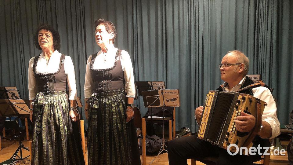 Mit humorvollen Einlagen und Couplets begeisterten Waltraud Neubauer-Zupfer und Renate Zupfer-Vilas - bekannt als &quot;Zupfer-Moidln&quot; - beim Volksmusikabend. Begleitet wurden sie von Gerhard Reber. Bild: wro