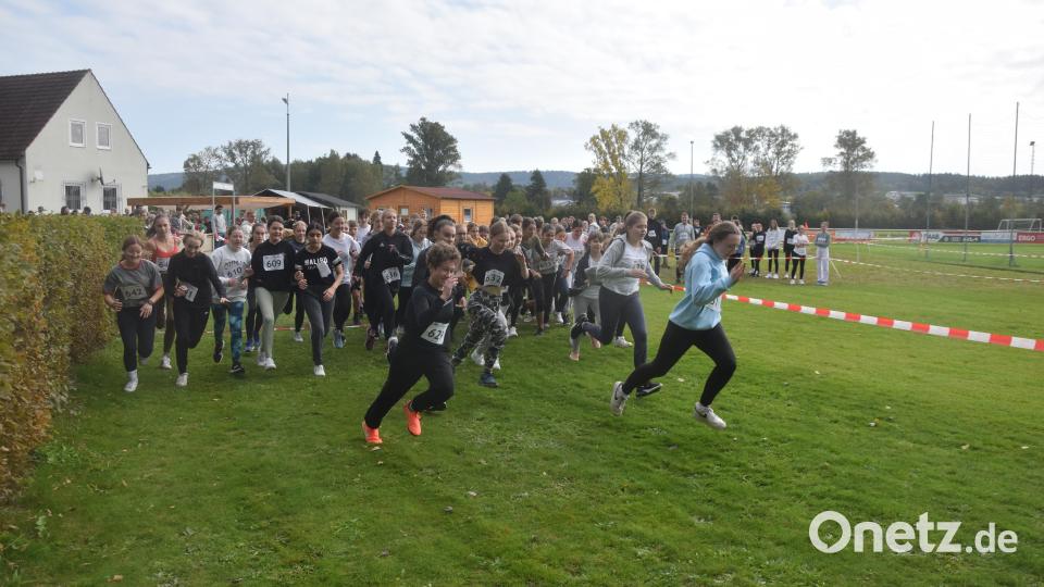Beim Start stecken die Schülerinnen und Schüler noch voller Energie. Bild: fz