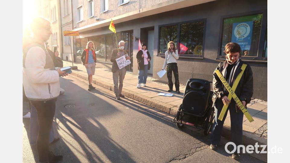 Demonstranten protestieren vor der Grünen-Geschäftsstelle gegen Kohleabbau zu Lasten des Dorfes Lützerath. Bild: Kunz