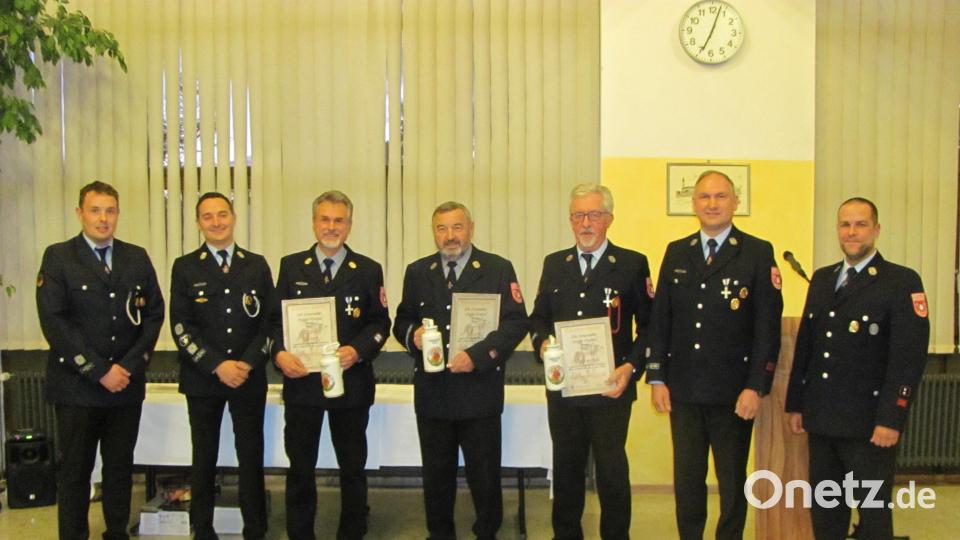 Alfons Heindl, Georg Stark und Werner Fuhrmann (Dritter, Vierter und Fünfter von links) werden zu Ehrenmitgliedern ernannt. Bild: sei