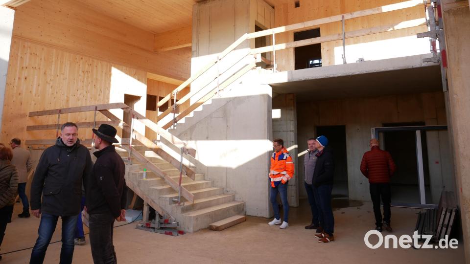 Das imposante Treppenhaus mit den hellen Massivholzelementen beeindruckte die Richtfestgäste. Im Bild von links Architekt Peter Kuchenreuther im Gespräch mit dem Juniorchef Benedikt Altmann.von der ausführenden Zimmerei. Bild: hmr
