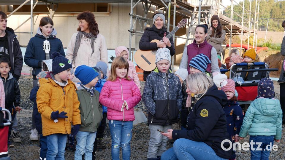 Gewissermaßen ebenfalls einen Richtspruch trugen einige Kinder beim Richtfest des neuen Kinderhauses vor. Im Vordergrund rechts Kinderhausleiterin Katja Bloßfeldt. Bild: hmr