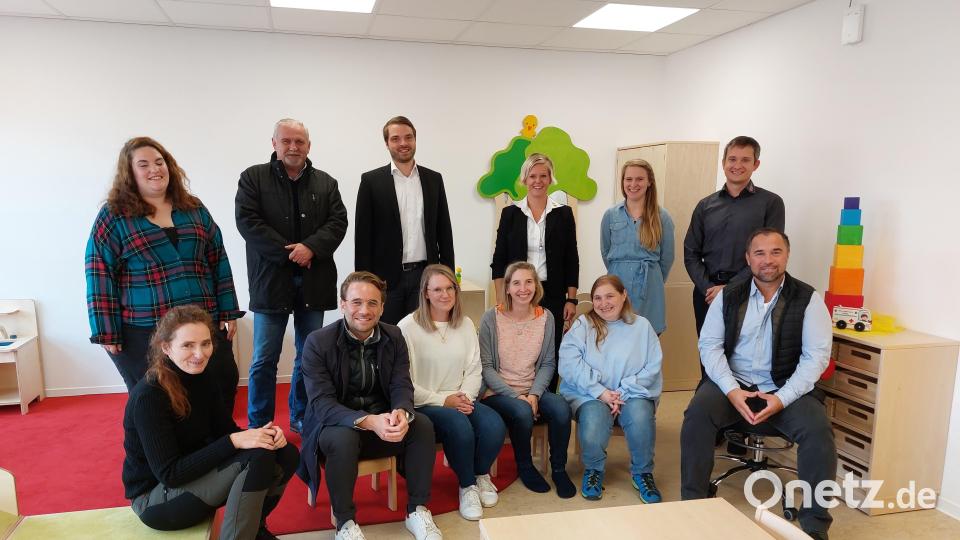 Erste Inspektion des neuen fertiggestellten Kindergartens. Bürgermeister Ludwig Biller (stehend, Zweiter von links) freut sich mit Planern, Betreibern und Personal über optimale Verhältnisse. Bild: gmü