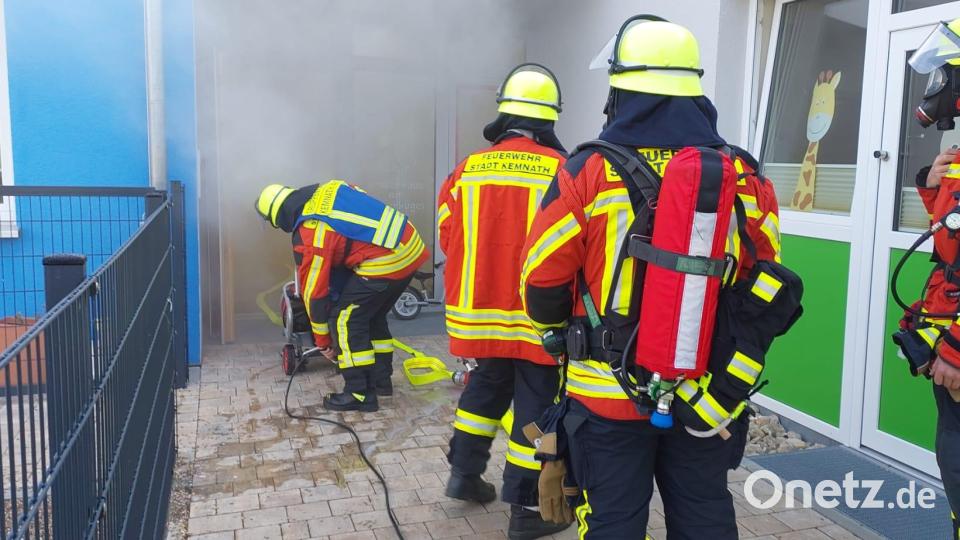 Die Feuerwehr Kemnath war zur Übung mit 14 Kräften und 4 Fahrzeugen in die Berndorfer Straße angerückt. Angenommen wurde ein Brandausbruch mit starker Rauchentwicklung und verqualmtem Flur- und Eingangsbereich. Bild: mde