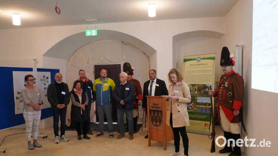 Annika Bock vom ALE (Zweite von rechts) stellt die Waldthurner Brückenbauer vor. Vorne von links: Petra Reil, Uwe Peter, Melanie Bruckner, Andreas Bodensteiner, Thomas Bauer, Georg Schmidbauer und Bürgermeister Josef Beimler. Bild: fvo