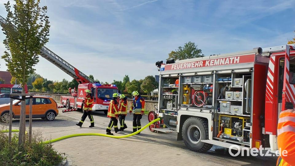 Die Feuerwehr Kemnath war zur Übung mit 14 Kräften und 4 Fahrzeugen in die Berndorfer Straße angerückt. Angenommen wurde ein Brandausbruch mit starker Rauchentwicklung und verqualmtem Flur- und Eingangsbereich. Bild: mde