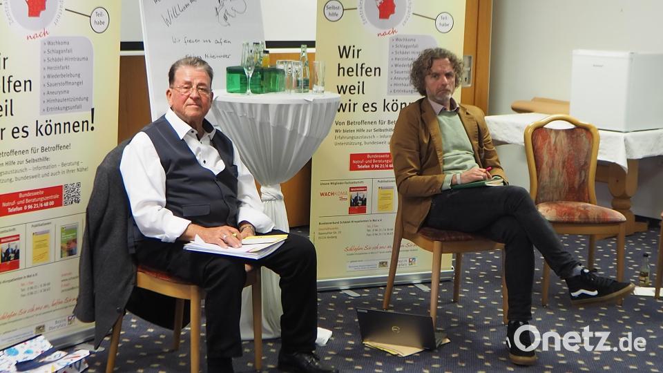 Armin Nentwig, Bundesvorsitzender des Vereins Schädel-Hirnpatienten in Not (links), und Rüdiger Erling vom bayerischen Landesamt für Pflege hören sich die Sorgen und Anregungen der Betroffenen an. Bild: bl