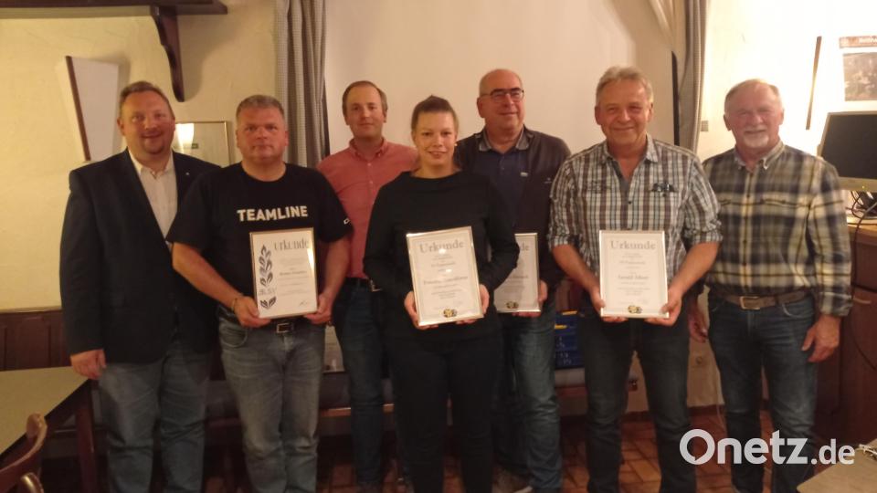 Treue Mitglieder ehrte der SV Poppenreuth. Im Bild von links Zweiter Bürgermeister Mario Rabenbauer, Rainer Schultes, Patrick Schraml, Ramona Hasenfürter, Bernhard Biersack, Gerald Albert und Vorsitzender Heribert Pickert. Bild: fpoz