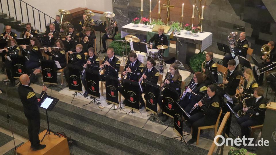 Traditionell in der Tracht der Bergleute spielte die Stadtkapelle im Altarraum der Christuskirche. Bild: mfh