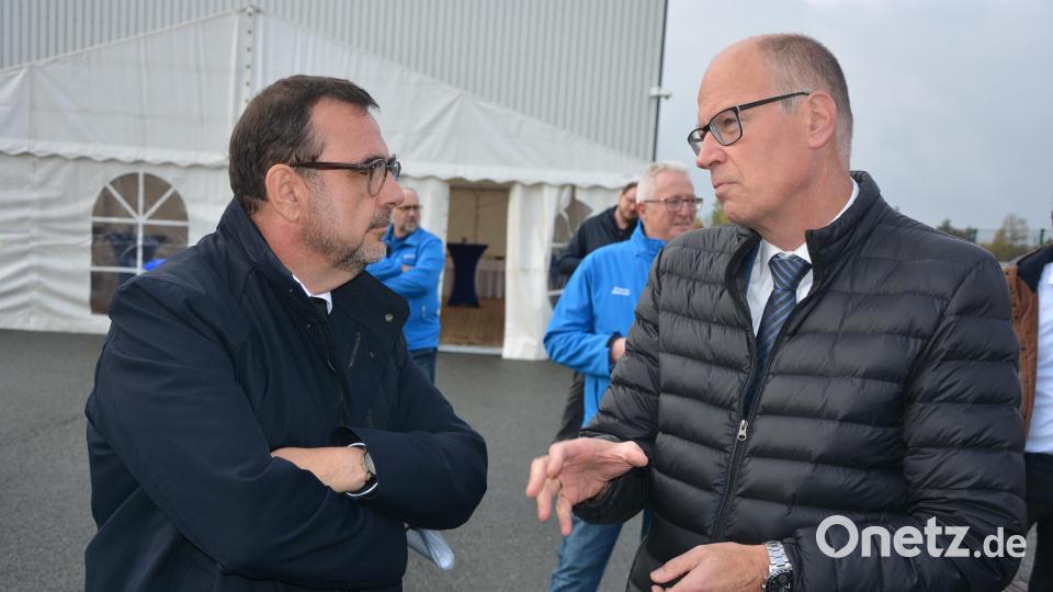 Schott-Standortleiter Stefan Rosner (rechts) im Gespräch mit Bayerns Gesundheitsminister Klaus Holetschek. Bild: jr