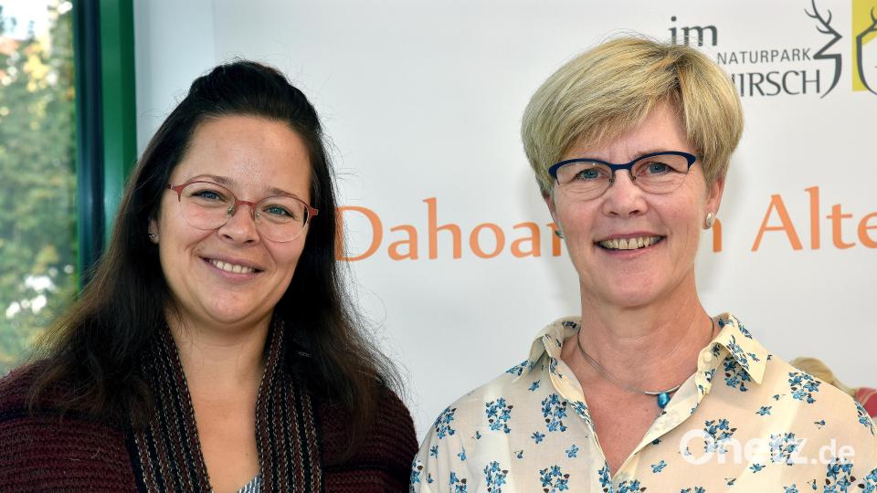 Jennifer Nelhiebel (links) und Barbara Hernes vom Seniorenmosaik im Naturpark Hirschwald möchten Menschen mit Demenz und pflegenden Angehörigen die Teilhabe am sozialen Leben ermöglichen. Bild: Stephan Huber