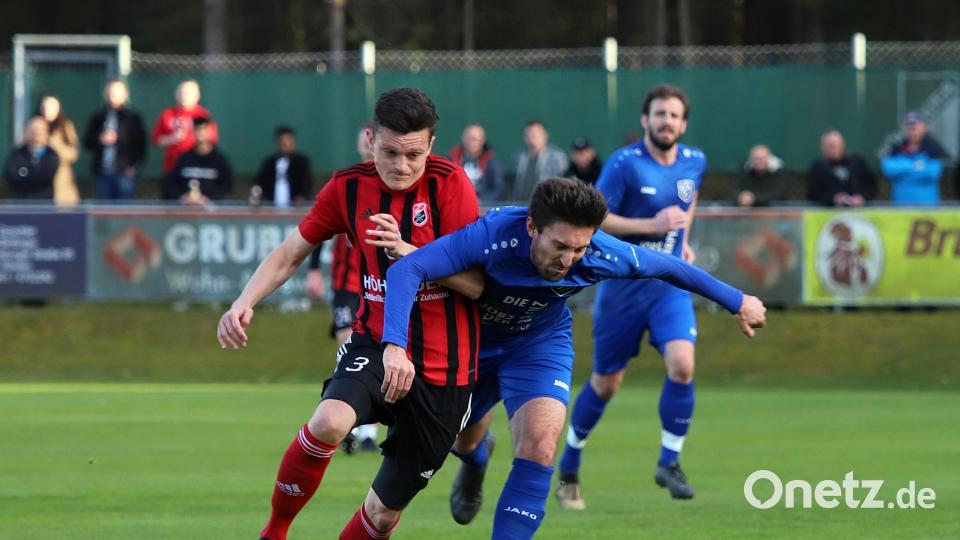 Mit 4:1 gewann der SC Luhe-Wildenau das letzte Derby gegen den SV Etzenricht im April. Unser Bild zeigt Luhes Benjamin Urban (links) im intensiven Zweikampf mit Stephan Herrmann. Archivbild: war