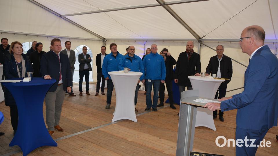 Schott habe seit 2016 rund 250 Millionen Euro am Standort Mitterteich investiert, sagte Standortleiter Stefan Rosner (rechts). Bild: jr