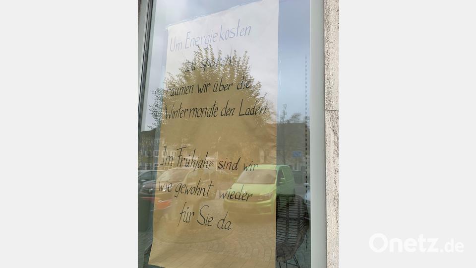"Um Energiekosten zu sparen, räumen wir über die Wintermonate den Laden. Im Frühjahr sind wir wie gewohnt wieder für Sie da", heißt es auf dem Transparent, das auf den Räumungsverkauf des Modeladens der Firma Lang "TSzwo" hinweist. Bild: ck