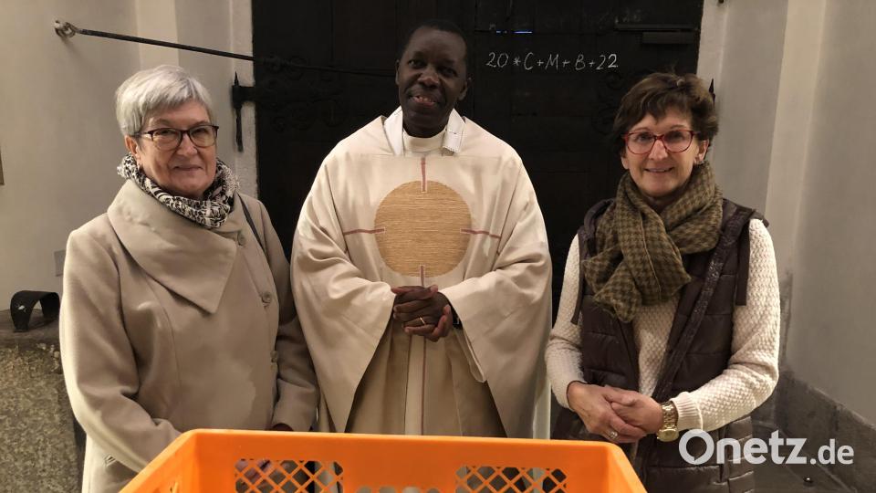 Das Brot wurde in Tüten gegen eine Spende angeboten. Beim Verkaufsstand (von links) Gudrun Sirtl, Dr. Timon, Gabi Schmid nach dem Abendgottesdienstes am Samstag. Bild: Pfarrgemeinderat Waldsassen/exb