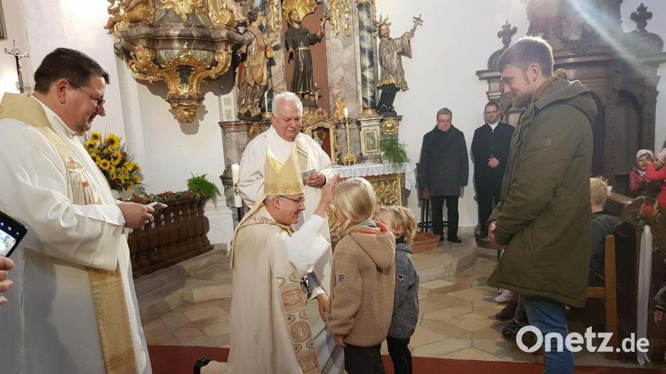 Sehr zahlreich kommen die Eltern und Großeltern mit ihrem Nachwuchs – vom Baby bis zum Schulkind – zur Kindersegnung mit Bischof Rudolf Voderholzer in die Wieskirche. Zur Seite stehen dem Oberhirten dabei Pfarrer Udo Klösel (links) und Diakon Herbert Sturm. Bild: gi