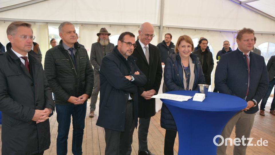 Versammelte Politprominenz im eigens aufgebauten Festzelt: (von links) MdL Tobias Reiß, Landrat Roland Grillmeier, Minister Klaus Holetschek, Regierungspräsident Walter Jonas, MdL Annette Karl und Bürgermeister Stefan Grillmeier. Bild: jr