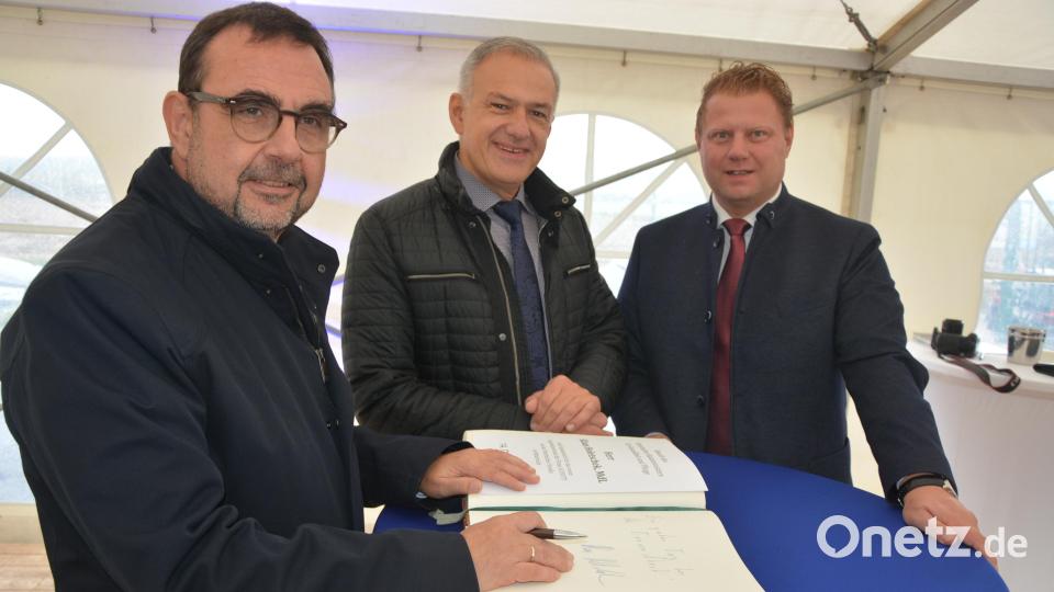„Ein guter Tag für die Gesundheit“, schrieb Minister Klaus Holetschek ins Goldene Buch der Stadt Mitterteich. Mit im Bild Landrat Roland Grillmeier (Mitte) und Bürgermeister Stefan Grillmeier. Bild: jr