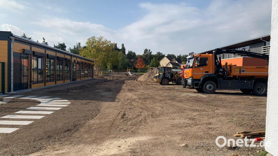 Auch an den Außenanlagen der neuen BRK-Kita wird schon fleißig gewerkelt. Am 21. Oktober wird das Gebäude gesegnet. Bild: gmü