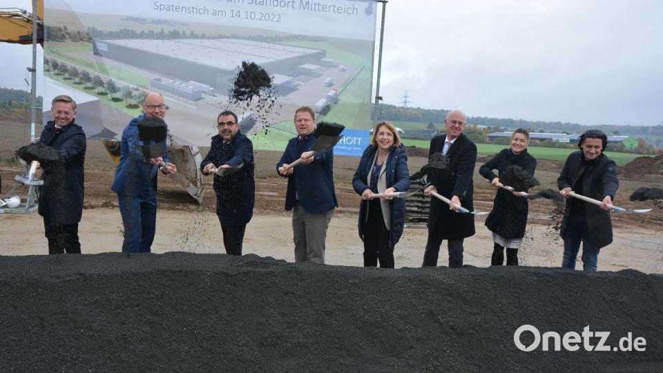 Beim Spatenstich mit dabei waren (von links) MdL Tobias Reiß, Standortleiter Stefan Rosner, Minister Klaus Holetschek, Bürgermeister Stefan Grillmeier, MdL Annette Karl, Regierungspräsident Walter Jonas, Miriam Luber, Leiterin Finance &amp; Controlling bei Schott, sowie Architekt Christos Karavouzis. Bild: jr