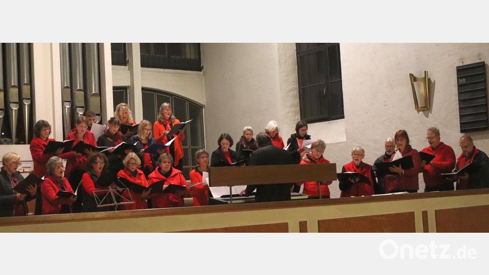 Kirchenmusikdirektor Gerd Hennecke begleitete auf der Orgel-Empore einfühlsam den Gospelchor &quot;Voices of Joy&quot; . Bild: mfh