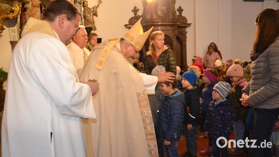 Kindersegnung mit Bischof Rudolf Voderholzer in der Wieskirche in Moosbach. Bild: gi