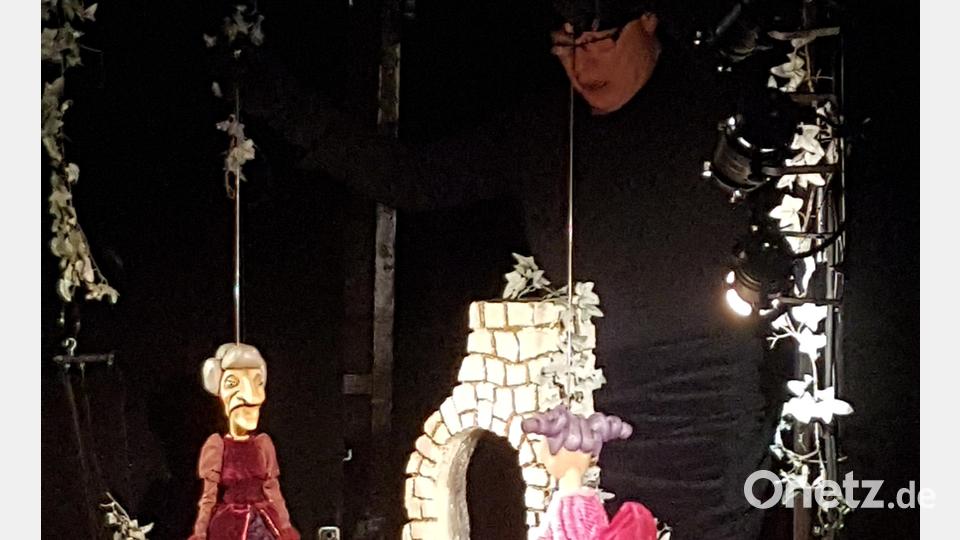 Beim Figurentheater in der Grundschule Waldsassen ließ Thomas Niekamp auch die englischen Stiefschwestern auftreten – &quot;Potatia&quot; kugelrund im rosa Kleid und &quot;Cocumbia&quot; spindeldürr und mit langer Nase. Bild: Grundschule Waldsassen/exb