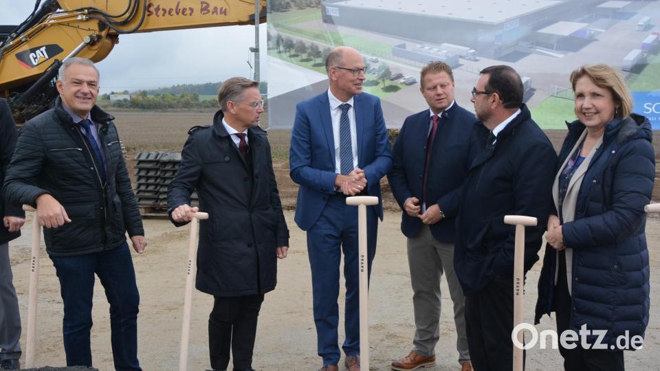 Nach getaner Arbeit tauschten sich (von links) Landrat Roland Grillmeier, MdL Tobias Reiß, Standortleiter Stefan Rosner, Bürgermeister Stefan Grillmeier, Minister Klaus Holetschek und MdL Annette Karl aus. Bild: jr