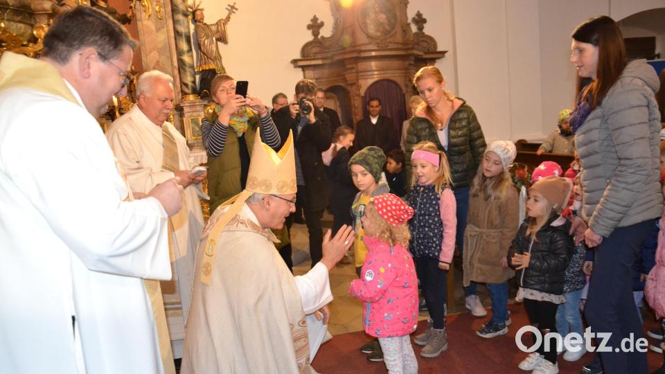 Kindersegnung mit Bischof Rudolf Voderholzer in der Wieskirche in Moosbach. Bild: gi