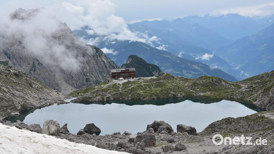 Die Karlsbader Hütte liegt inmitten eines grandiosen, natürlichen Amphitheaters am Laserzsee. Archivbild: Gunther Lehmann