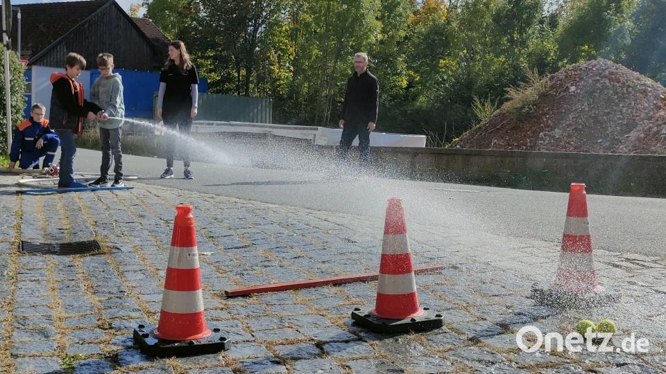 Die Nachwuchsfeuerwehrler in Aktion mit Zielspritzen. Bild: war