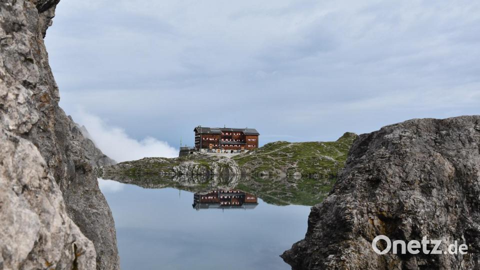 Die Karlsbader Hütte liegt inmitten eines grandiosen, natürlichen Amphitheaters am Laserzsee. Archivbild: Gunther Lehmann