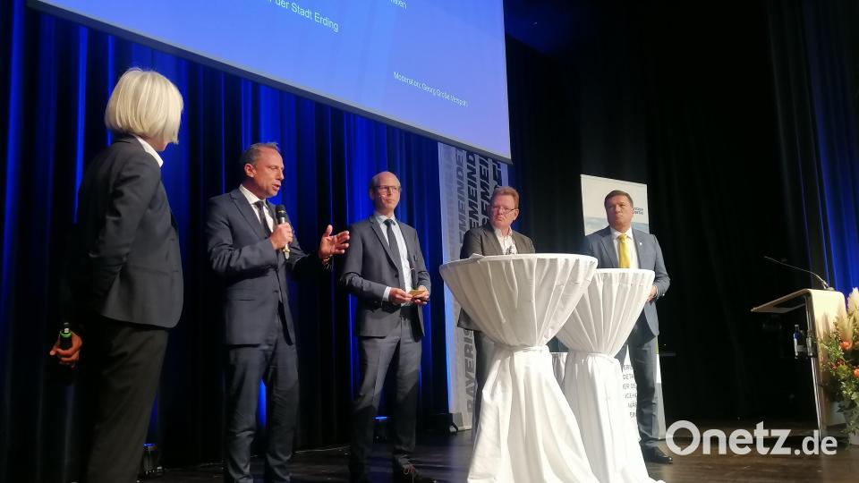 Diskutierten über die Herausforderungen der Kommunalpolitik: (von links) Expertin für politische Bildung Ursula Münch, bay. Umweltminister Thorsten Glauber, Bürgermeister a.D. Andreas Hollstein und Erdings Oberbürgermeister Max Gotz. Georg Große Verspohl (Mitte) moderierte das Gespräch. Bild: Winderl, Kristin [wrl]