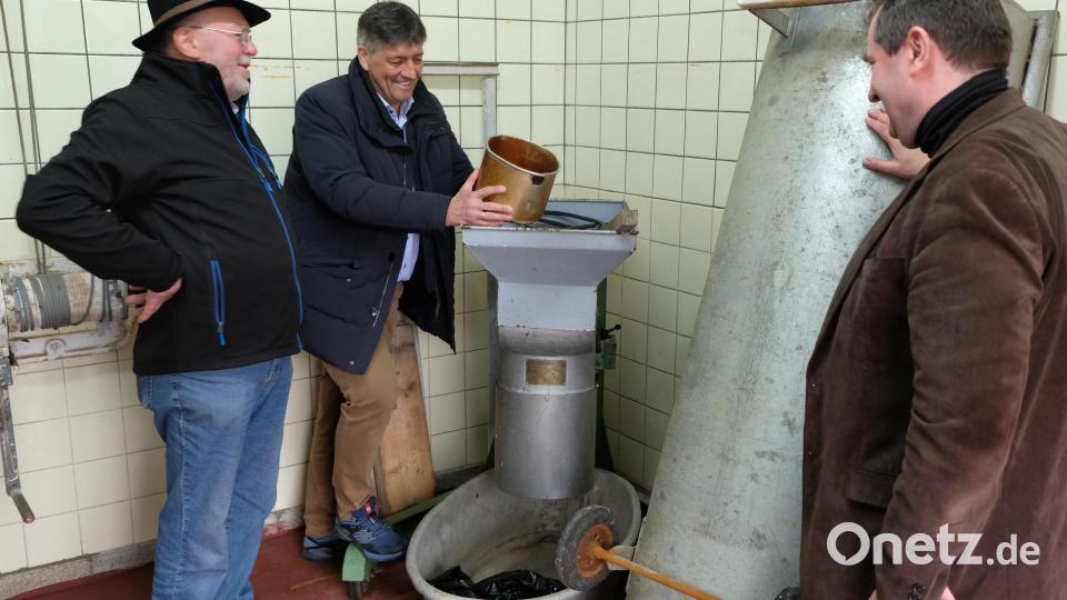 &quot;Selwa g&#039;macht&quot;. Eim Premium-Projekt der ILE, um alte Schlachttraditionen wieder aufleben zu lassen. Am liebsten würde ILE-Vorsitzender Edgar Knobloch (Bildmitte) mit Selwa-gmacht-Vorsitzenden Hans-Karl Hübner (links) und Vorbachs Bürgermeister Alexander Goller (rechts) gleich zum Wurschten beginnen. Bild: do