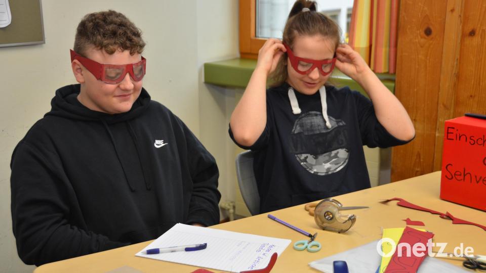 Mit einer selbstgebastelten Brille übten die Schüler eingeschränktes Sehverhalten älterer Menschen. Pflegefachkräfte sollten darüber Bescheid wissen. Bild: dob