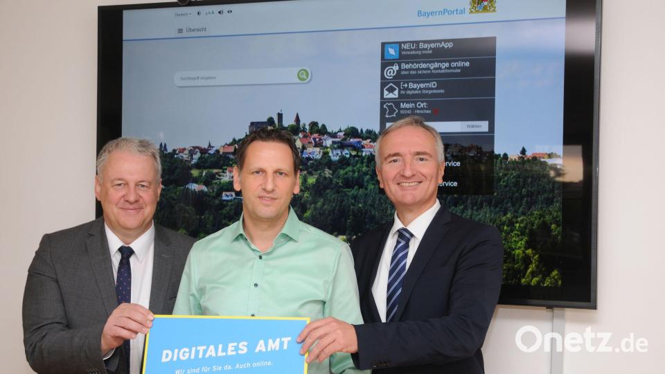 Über die Auszeichnung mit der Plakette „Digitales Amt“ freuen sich neben Landrat Richard Reisinger (links) auch der Landtagsabgeordnete Harald Schwartz (rechts) und der für die Digitalisierung im Amt zuständige Mitarbeiter Matthias Birner. Bild: Joachim Gebhardt