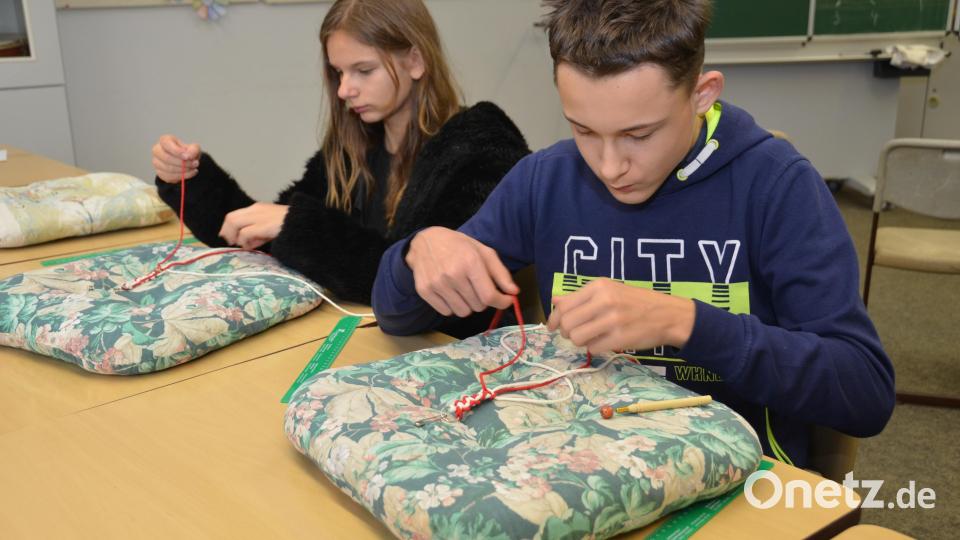 In der Praxis der Ergotherapie Beierl &amp; Prem bewiesen die Schüler motorische Fingerfertigkeit. Bild: dob