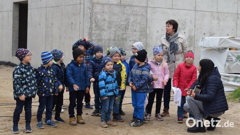 Die Kinder der Löwengruppe können ihrem Lied eine weitere Strophe anfügen. Bild: bnr