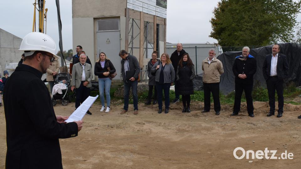 Bauleiter Konrad Kraus begrüßte die Gäste und machte einen virtuellen Rundgang durch das Gebäude. Bild: bnr
