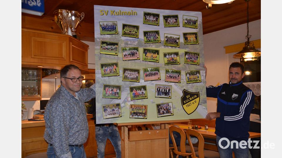 Markus König (links) und Florian Greger stellten die anlässlich des 95. Gründungsjubiläums gefertigte neue Bilderwand mit allen Sparten, Mannschaften und Vorstand bei der Jahreshauptversammlung vor. Bild: ak