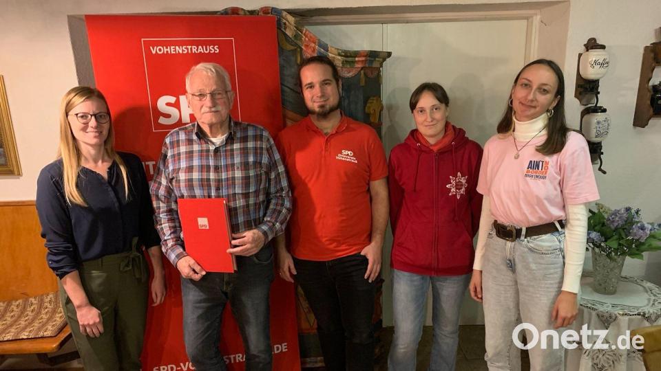 Der ehemalige Stadt- und Kreisrat Erich Völkl (Zweiter von links) wurde von Ortsvorsitzendem Manuel Dippold (Dritter von links) für 45 Jahre Zugehörigkeit bei der SPD geehrt. SPD-Kreisvorsitzende Nicole Bäumler aus Schirmitz (links) gratulierte ebenfalls zu dieser Würdigung. Bild: dob