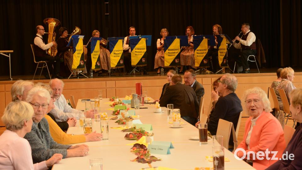 Die "Klarinettenmuse'" unter Leitung von Karl Wildenauer (rechts) umrahmt den Seniorennachmittag in der Stadthalle Neustadt/WN. Bild: bey