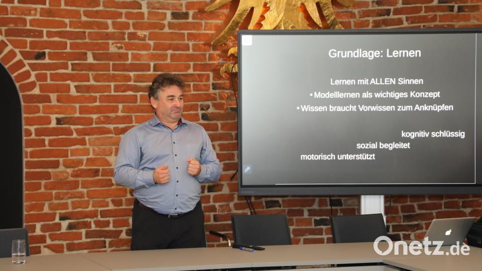 Schulpsychologe Sandro Stefinger sprach im Sitzungssaal des Rathauses zum Thema „Laufen lassen? Vom Umgang mit Medien“. Bild: njn
