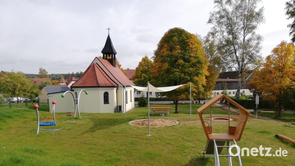 Der neue Generationenplatz in der Ortschaft Fuhrmannsreuth in der Gemeinde Brand ist ein Treffpunkt für Jung und Alt. Bild: Gemeinde Brand/exb