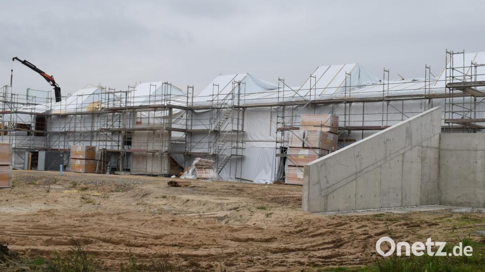 Verhüllungskünstler Christo lässt grüßen: Noch verbirgt sich die Architektur des Kinderhauses "Storchennest" unter einer Plastikhülle. Bild: bnr